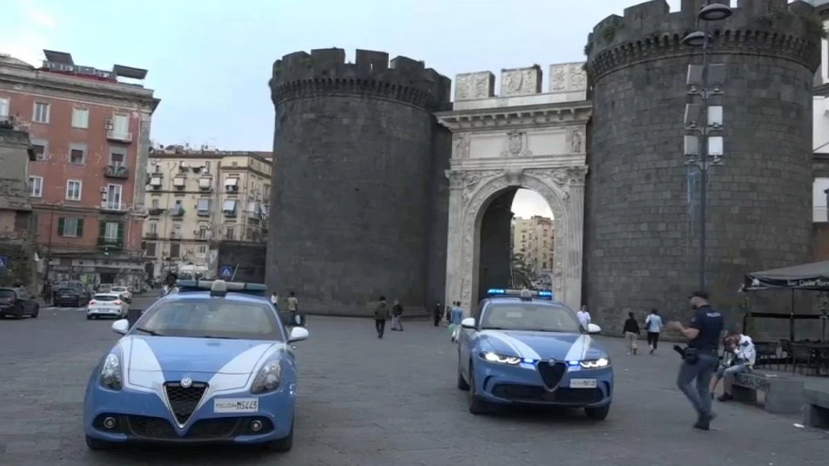 Controlli di polizia e pattuglie nella zona di Porta Capuana dopo la rissa