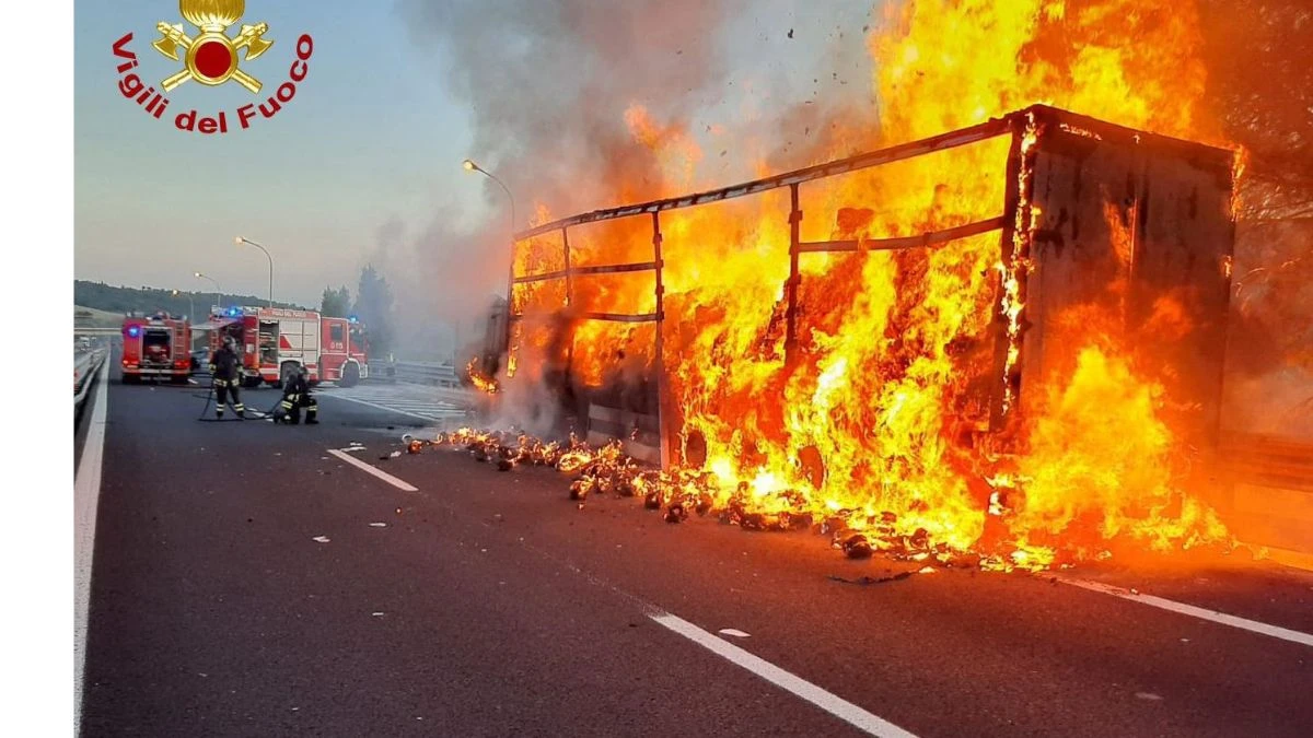Camion in fiamme in autostrada, intervento dei soccorsi