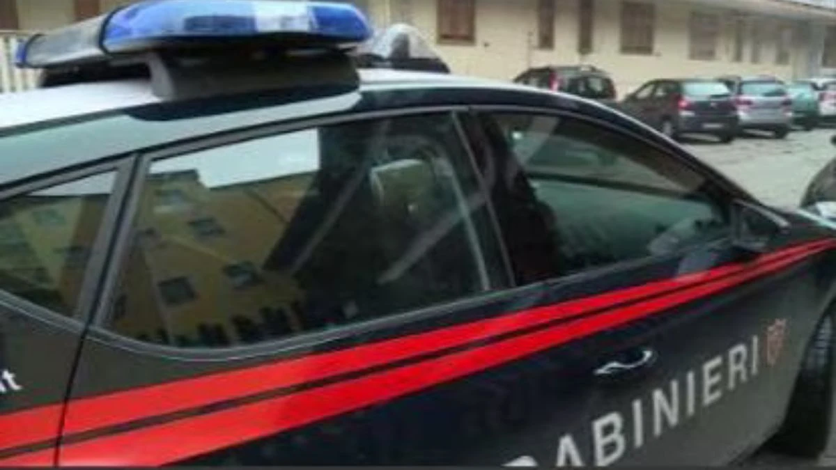 Intervento delle forze dell'ordine dopo un omicidio in abitazione