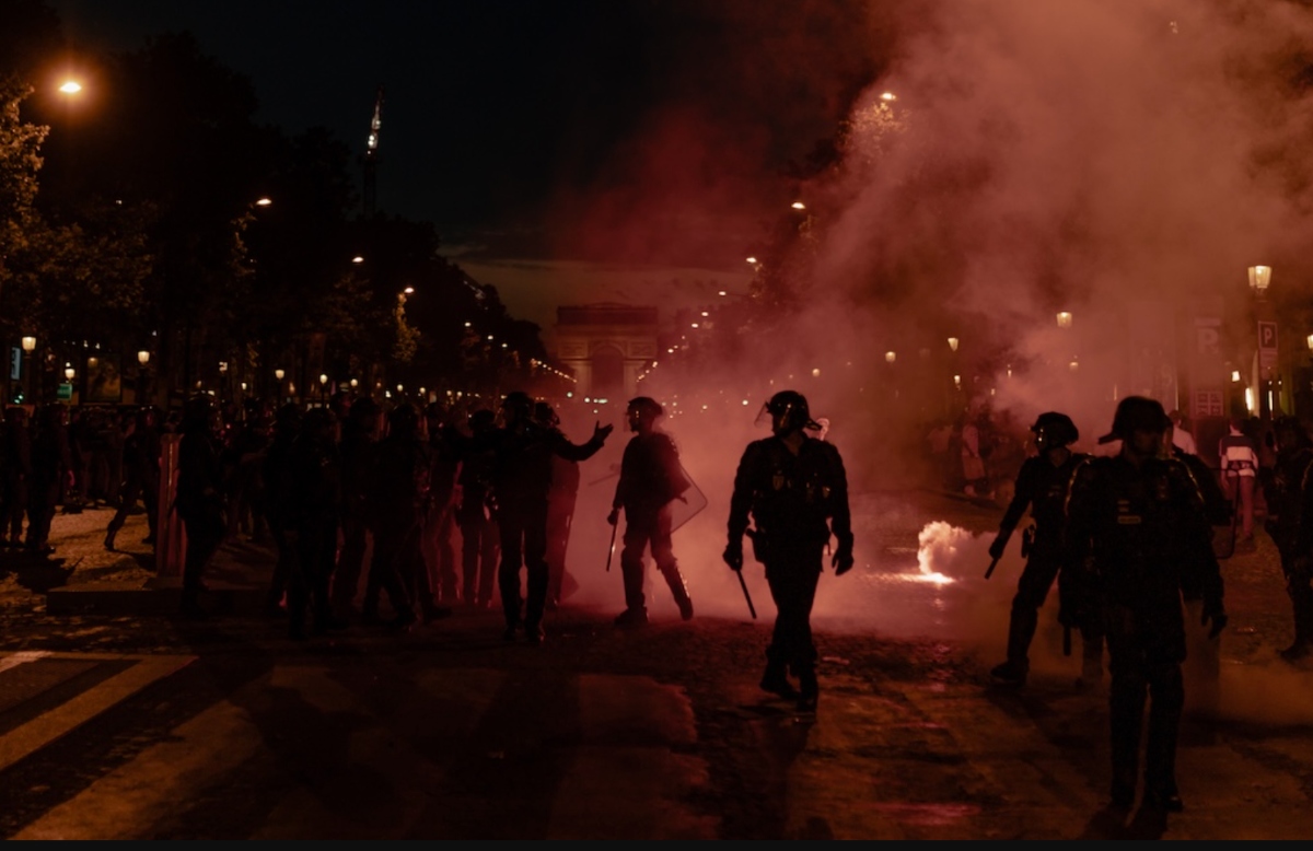 notte di follia in pieno centro scontri e incendi bilancio davvero grave da Tvzap.it notte di follia in pieno centro scontri e incendi bilancio davvero grave