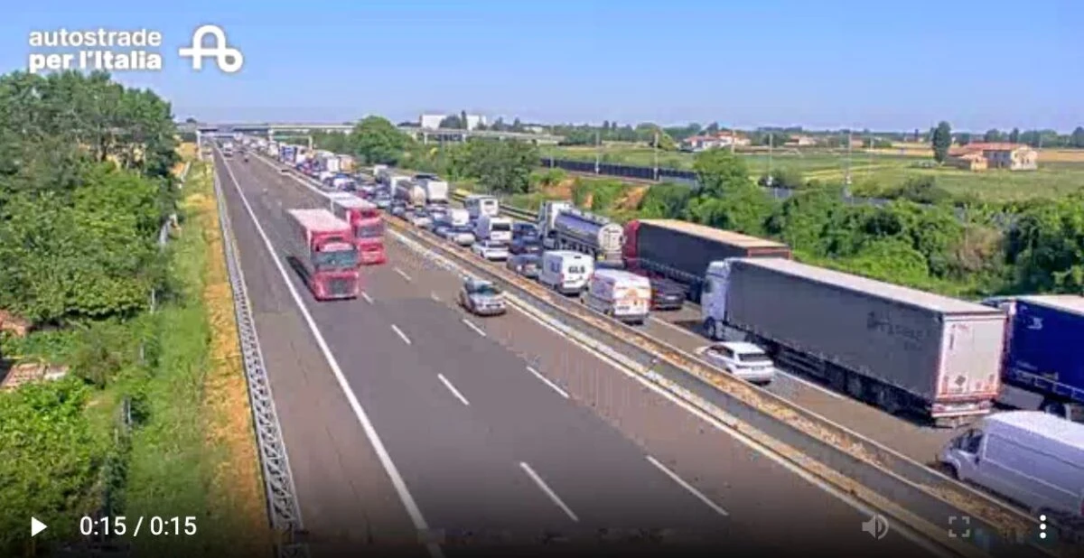 Incidente sull'autostrada A1 con auto distrutta dopo lo scontro con un camion