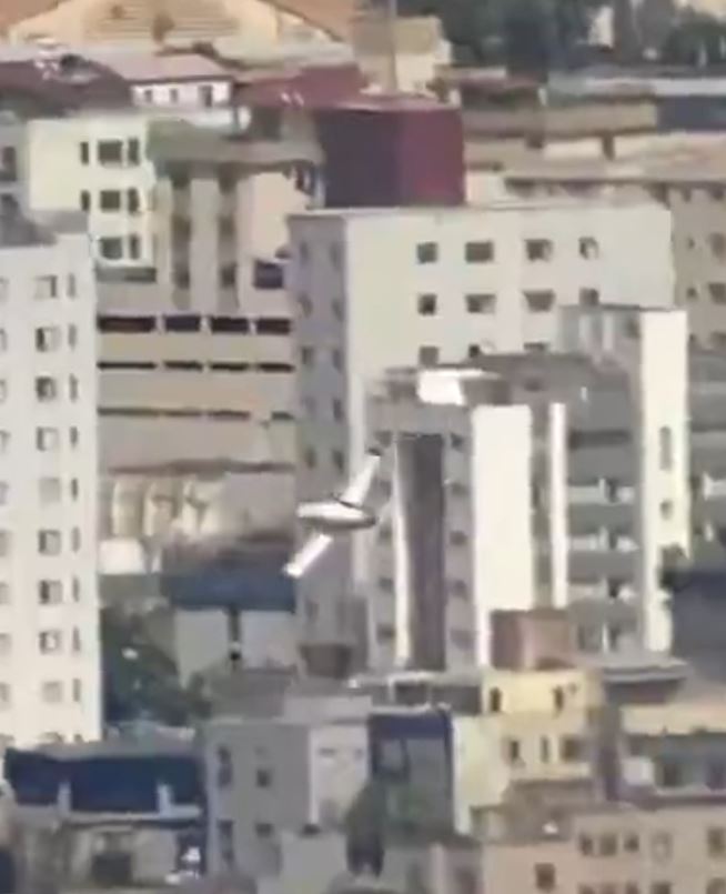 Aereo precipita e si schianta contro un palazzo in Brasile: 2 morti e 3 feriti gravi (VIDEO)