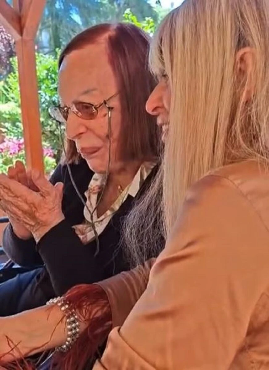 Alessandra Mussolini mostra alla madre le immagini della vittoria