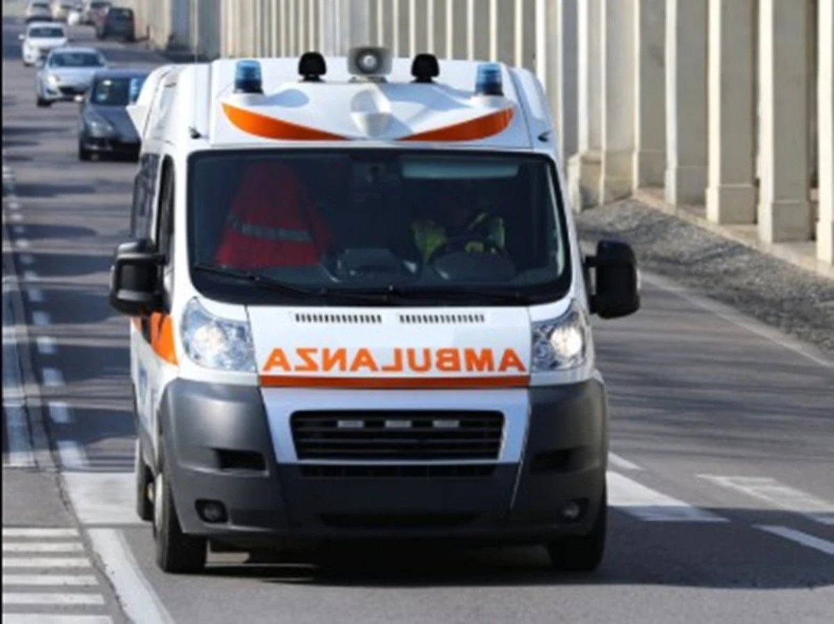 Ambulanza del 118 intervenuta per i soccorsi dopo l