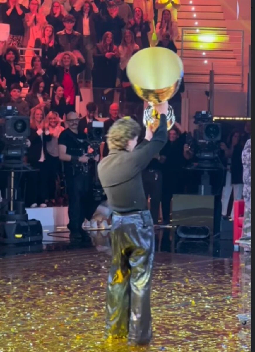 Scena dallo studio di Amici 25 durante una puntata