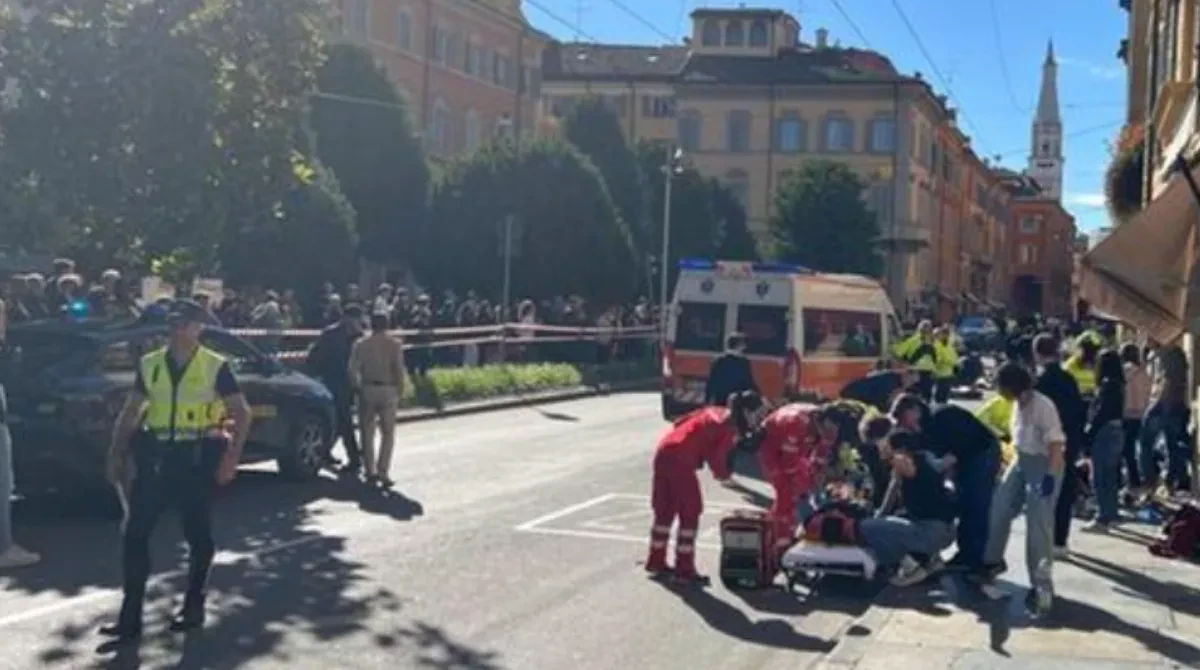 Modena, intervento dei soccorsi dopo l’auto sulla folla in via Emilia
