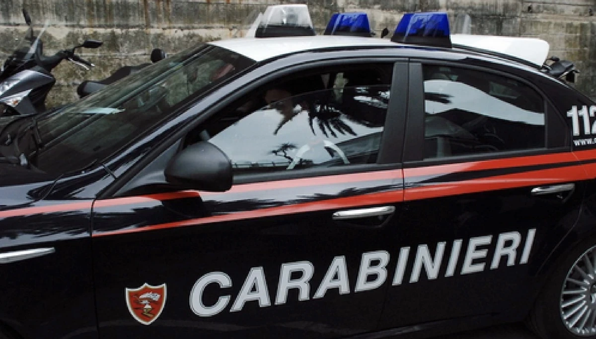 Mezzi dei carabinieri sul luogo di un intervento
