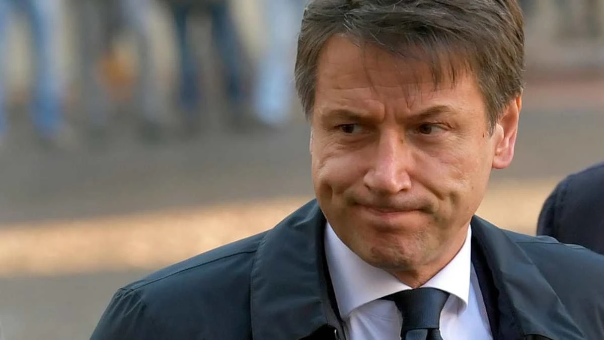 Giuseppe Conte in un'immagine diffusa durante il periodo di convalescenza