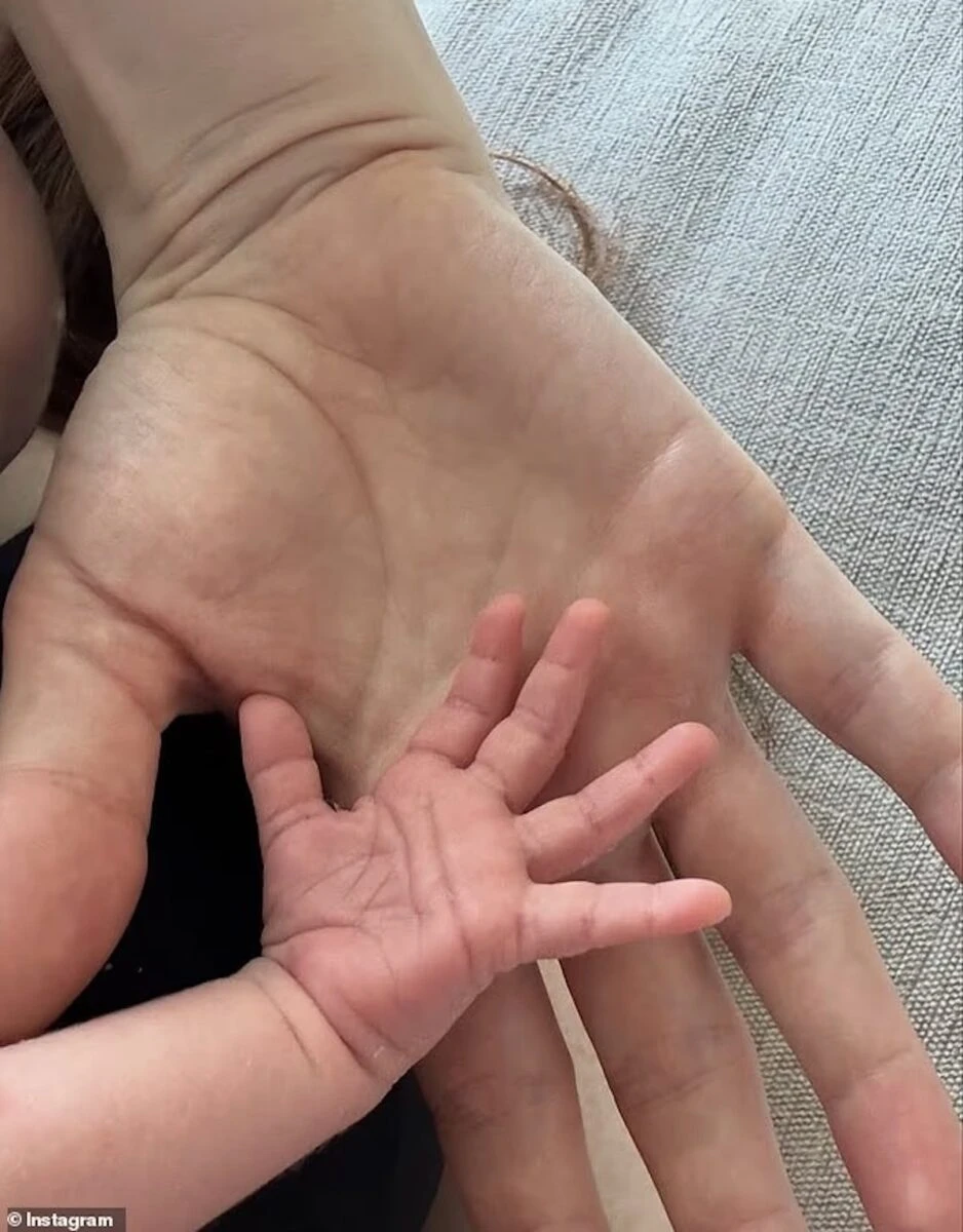 Nicola Roberts con la figlia appena nata in uno scatto condiviso sui social