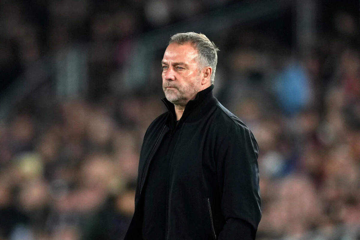 Hansi Flick in panchina con il Barcellona durante una partita