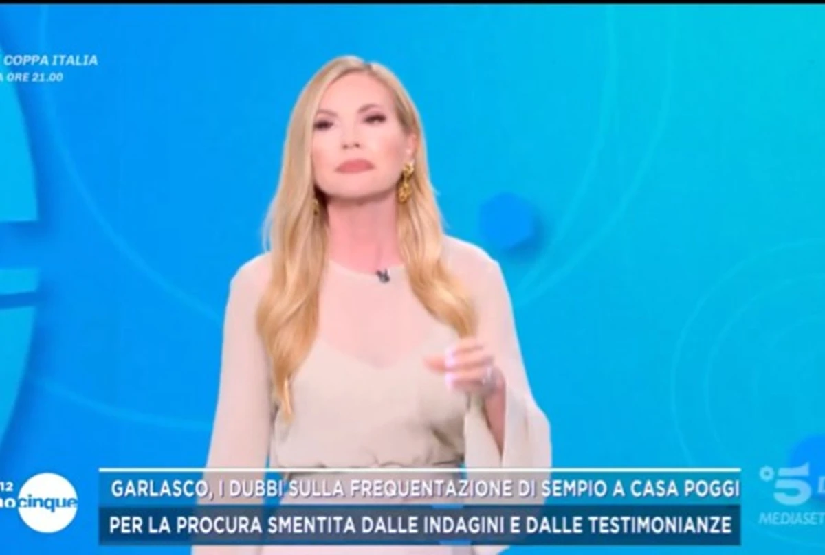 Volto televisivo in studio durante un servizio sul caso Garlasco