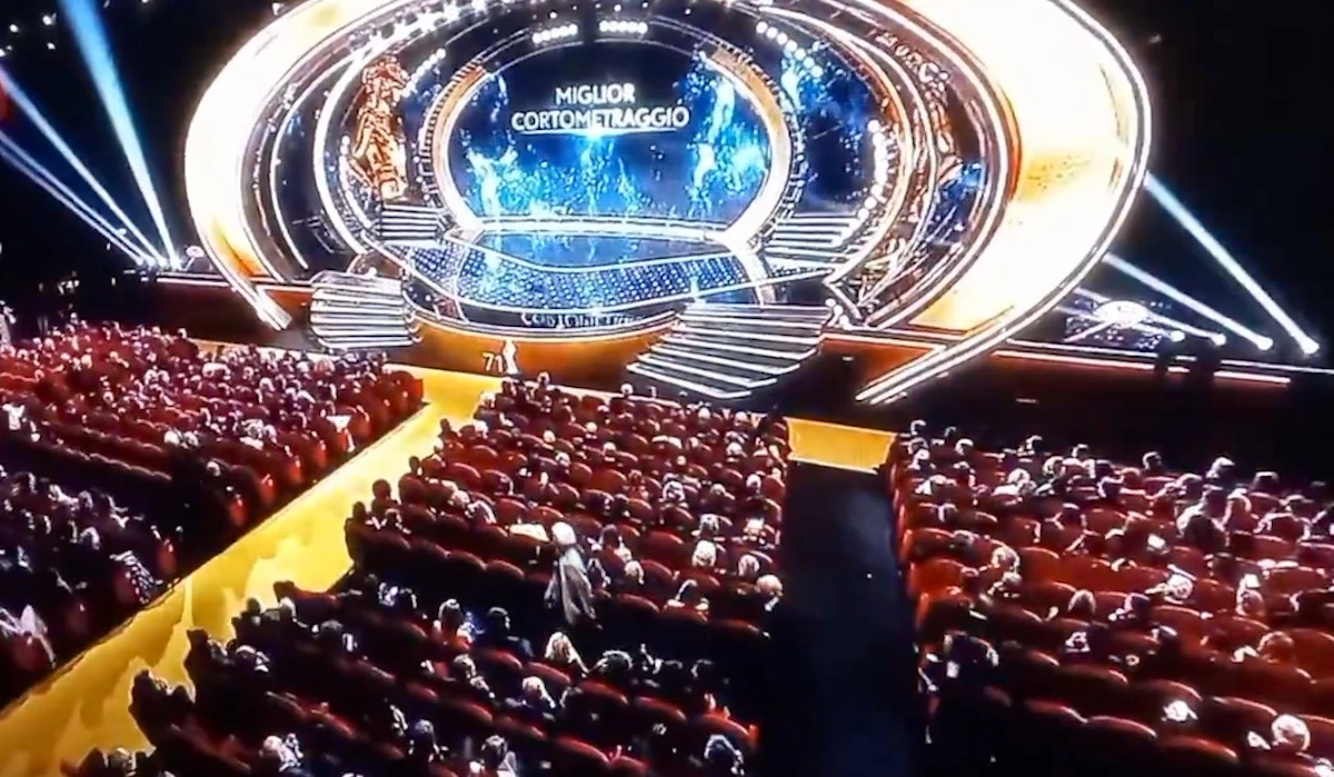 Flavio Insinna sul palco dei David di Donatello durante la diretta