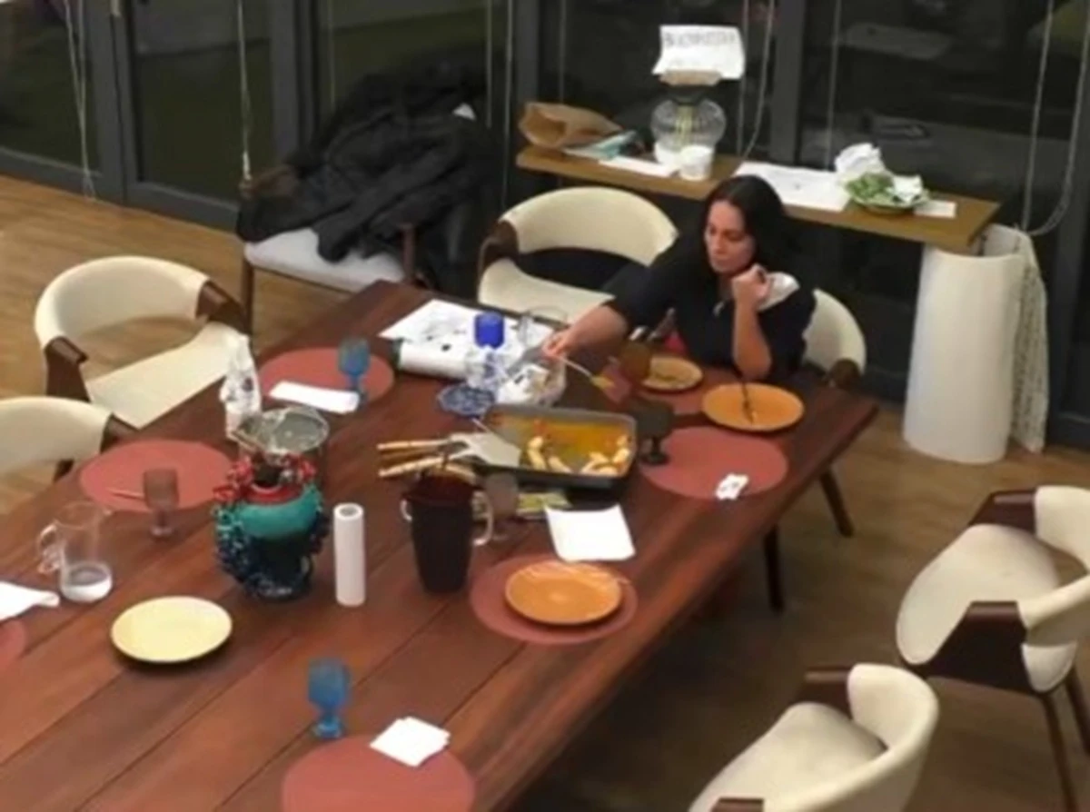 Momento nella cucina della casa del Grande Fratello Vip