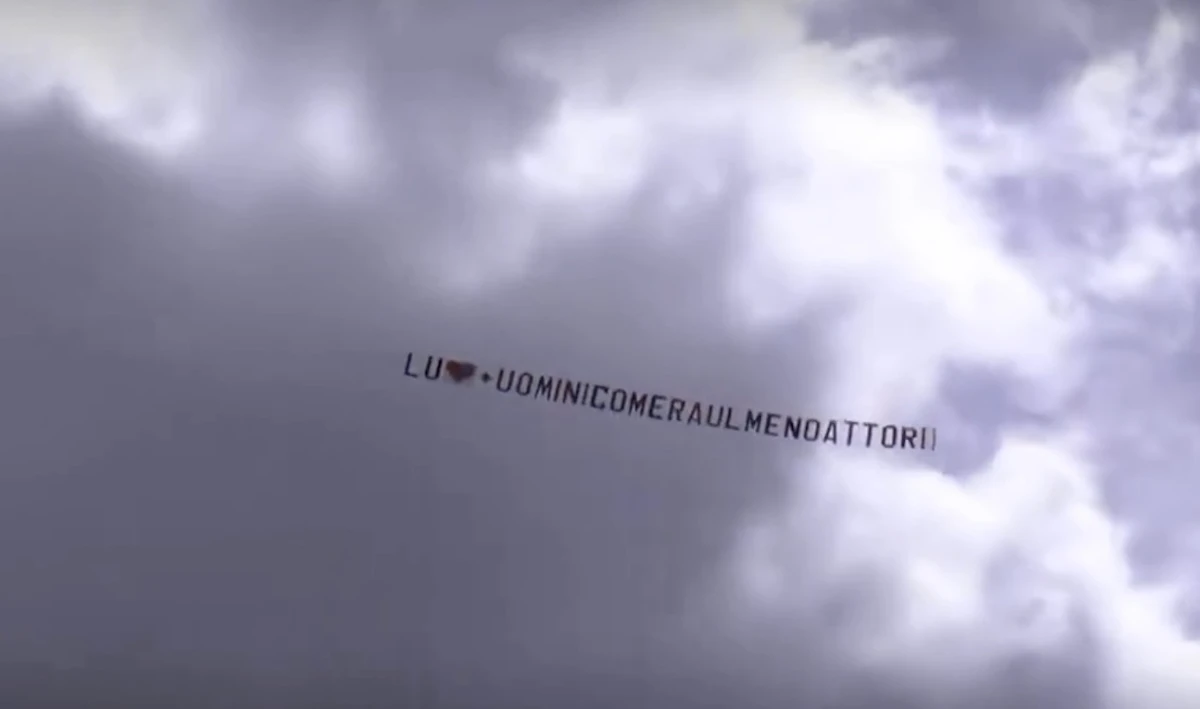 Lucia Ilardo durante il confronto dopo lo striscione aereo
