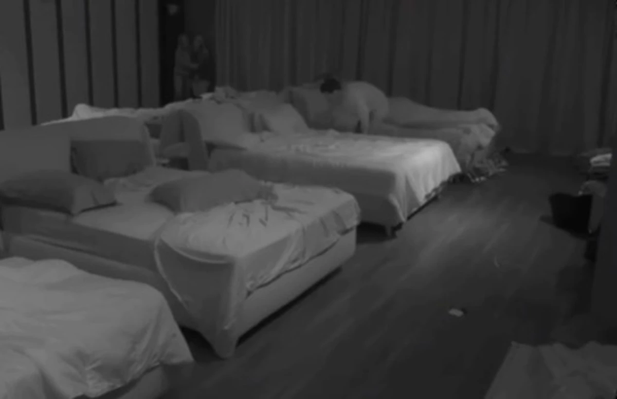 Grande Fratello Vip, notte movimentata in camera: scena sotto le coperte