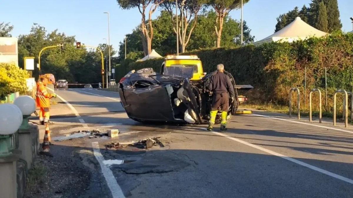 Auto distrutta dopo un incidente notturno a Campiglio lungo viale Europa