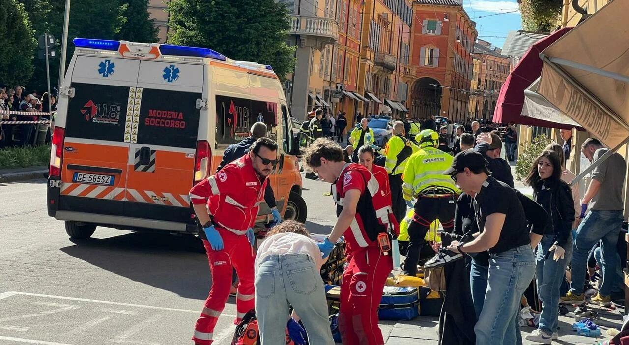 italia auto falcia pedoni in centro bilancio di 7 feriti due gravi autista fermato terribile sospetto da Tvzap.it italia auto falcia pedoni in centro bilancio di 7 feriti due gravi autista fermato terribile sospetto