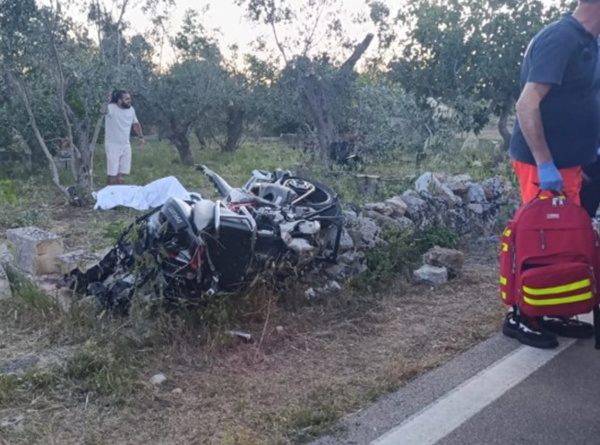 Incidente stradale: intervento dei soccorsi sul luogo dello schianto