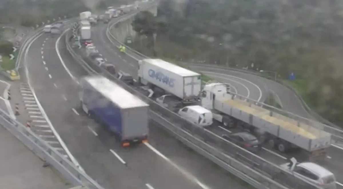 Operazioni di soccorso in autostrada per incendio di un camion