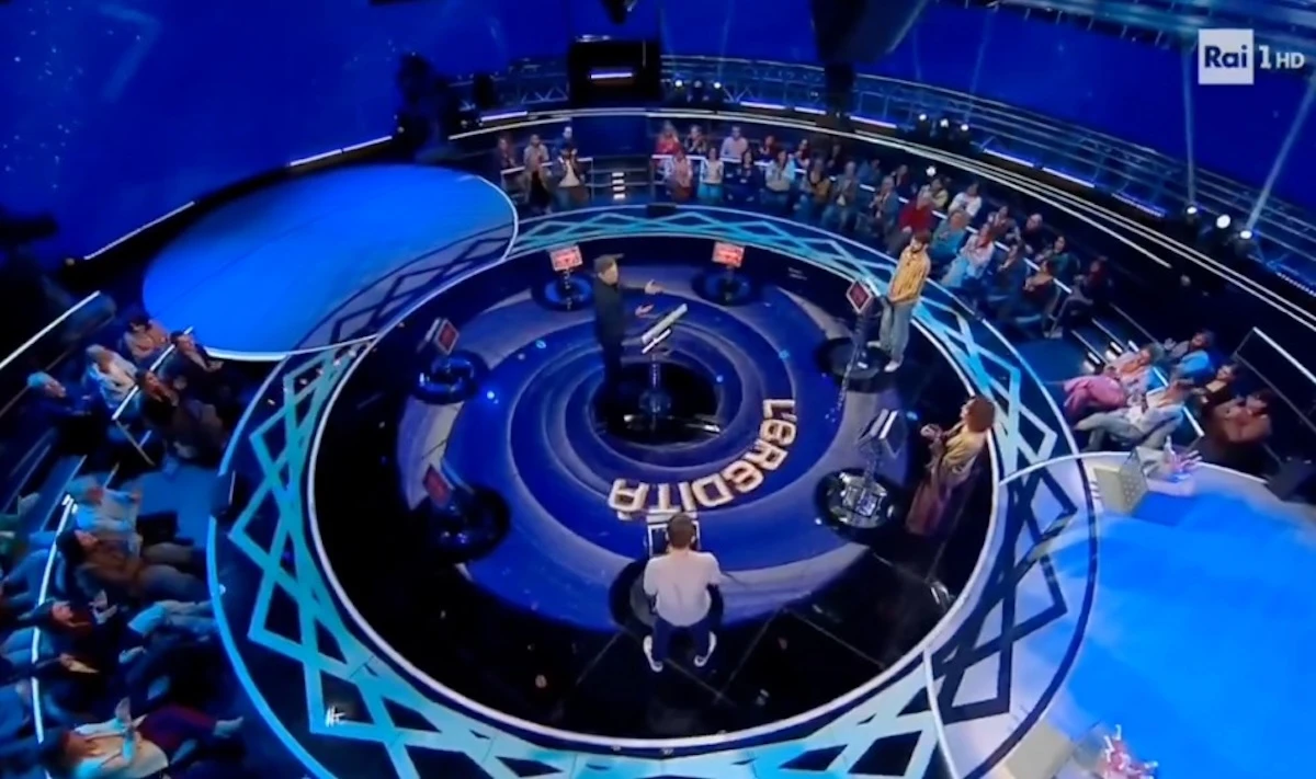 Marco Liorni in primo piano durante L’Eredità