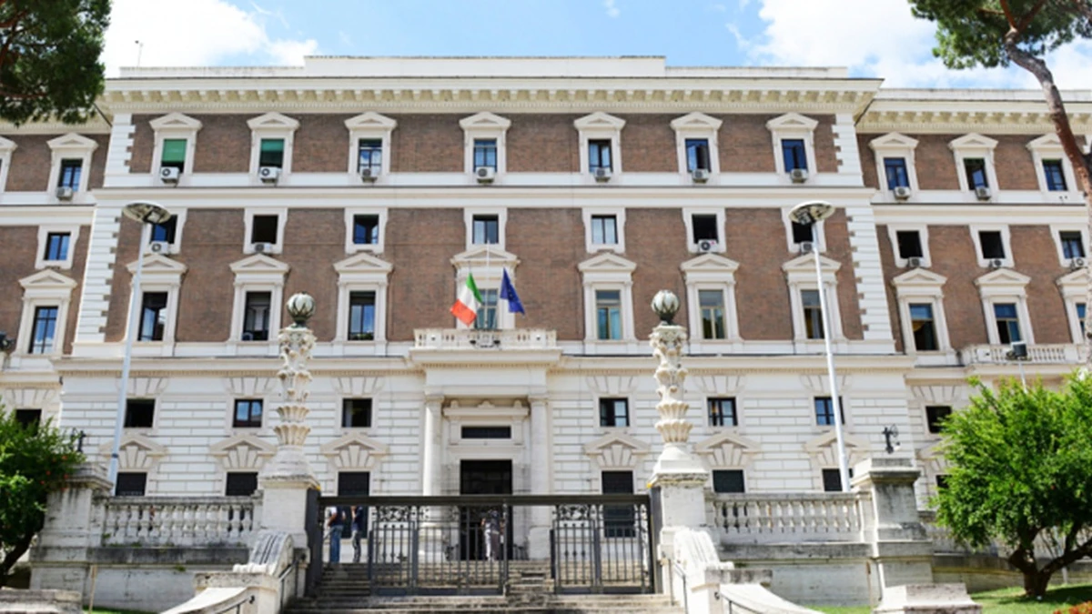 200 volato gi249 232 morto choc al ministero la tragedia sotto gli occhi di tutti hanno visto da Tvzap.it 200 volato gi249 232 morto choc al ministero la tragedia sotto gli occhi di tutti hanno visto