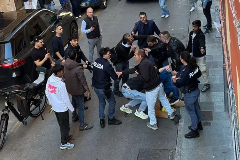 Modena, l'uomo fermato a terra dalla polizia dopo l'investimento dei pedoni