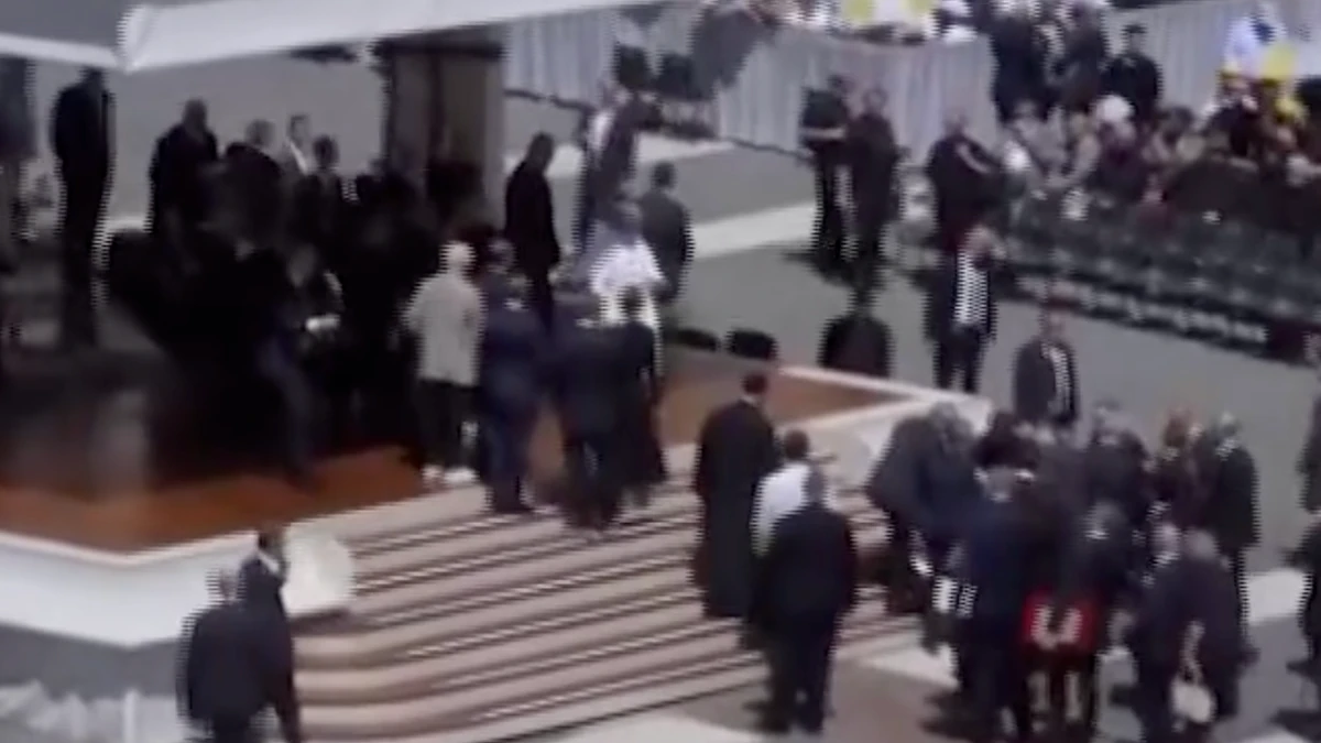 panico al vaticano all8217udienza del papa 200 svenuto sul palco cosa succede da Tvzap.it panico al vaticano all8217udienza del papa 200 svenuto sul palco cosa succede