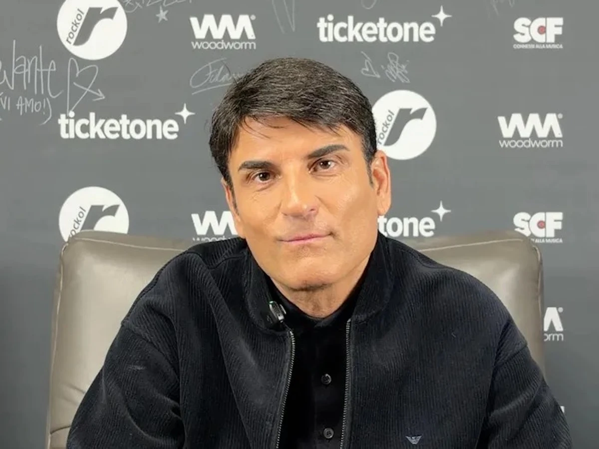 Sal Da Vinci in studio televisivo durante il programma