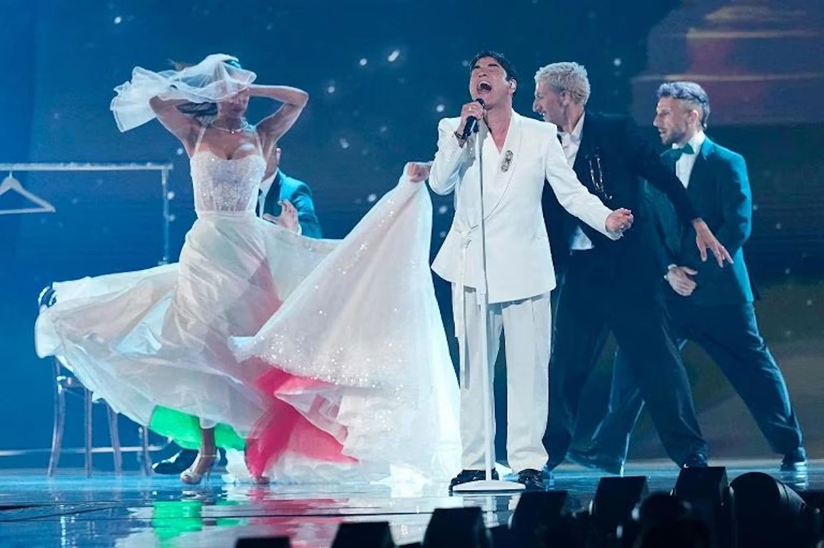 Momento dell'esibizione di Sal Da Vinci all'Eurovision 2026 con luci e scenografia