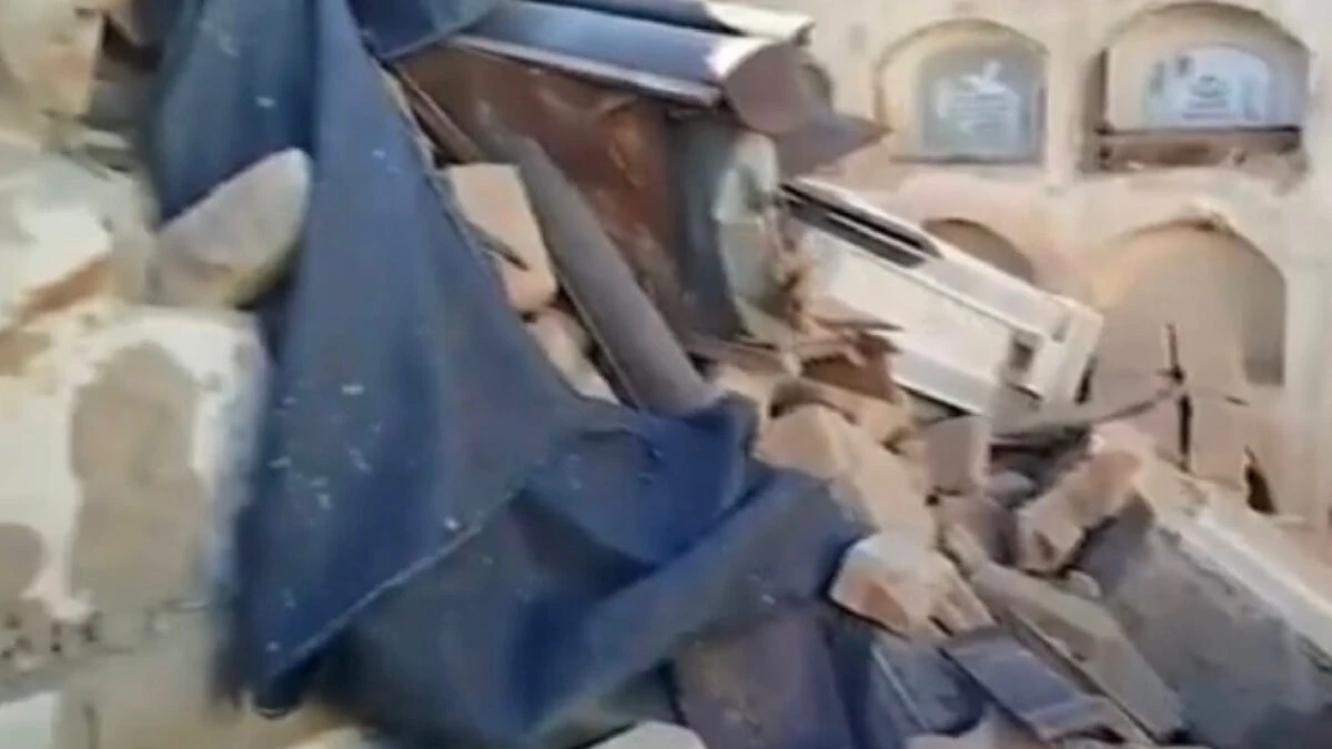 Danni nel cimitero di Saraja dopo il terremoto in Perù