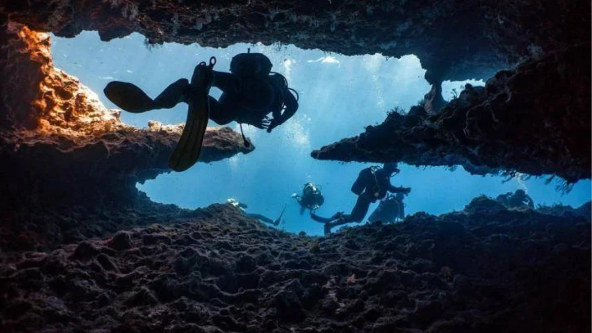 Sub impegnati in un’operazione tecnica: attrezzature e sicurezza durante le immersioni in grotta