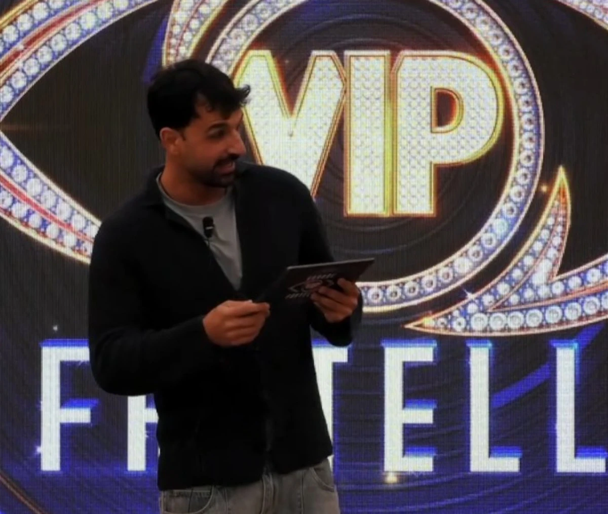 Raimondo Todaro durante la lettura del comunicato al Grande Fratello Vip 2026