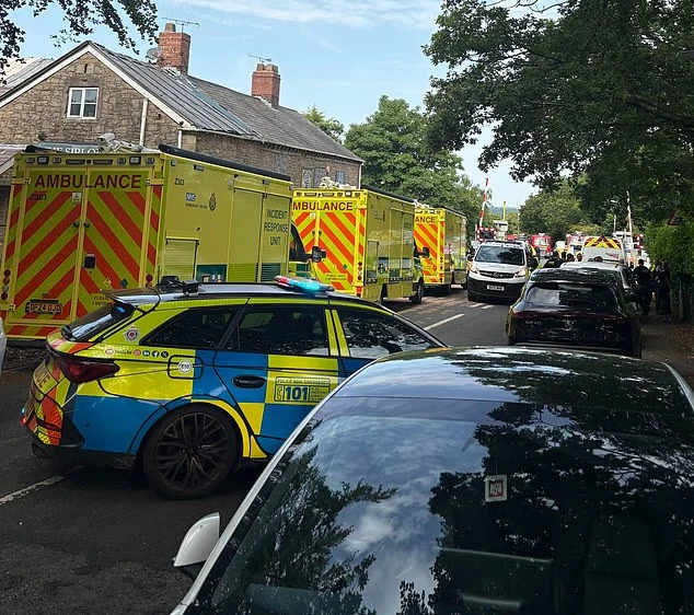 Intervento dei soccorsi dopo lo scontro tra treno Northern e auto nel Lancashire