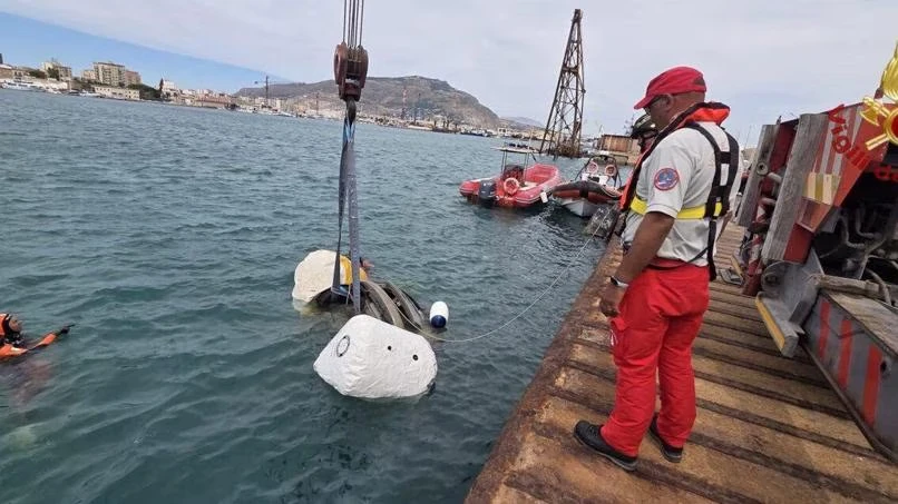Recupero di un'auto finita in mare nel porto di Trapani