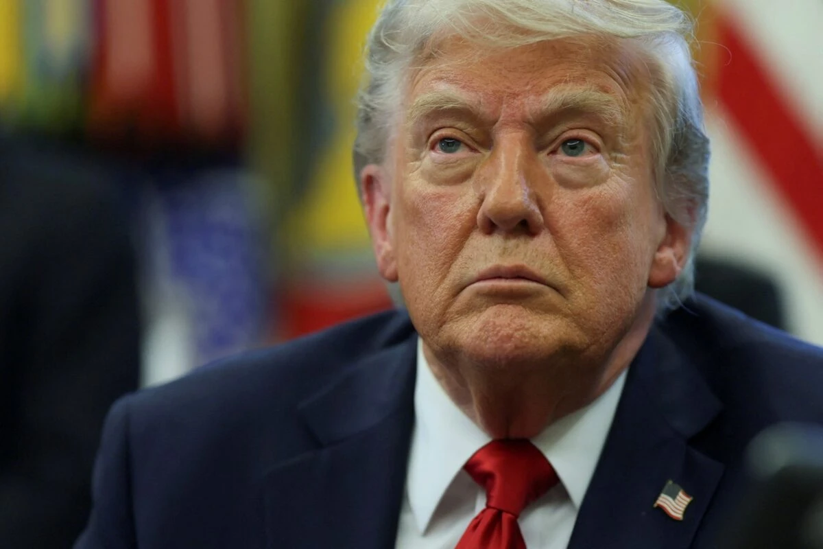 Donald Trump in un contesto istituzionale durante un evento pubblico
