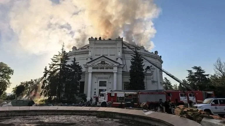Incendio e fumo dopo un attacco in Crimea: immagine di repertorio