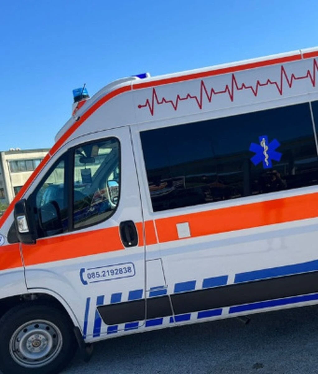 Ambulanza intervenuta per un soccorso dopo incidente stradale in autostrada