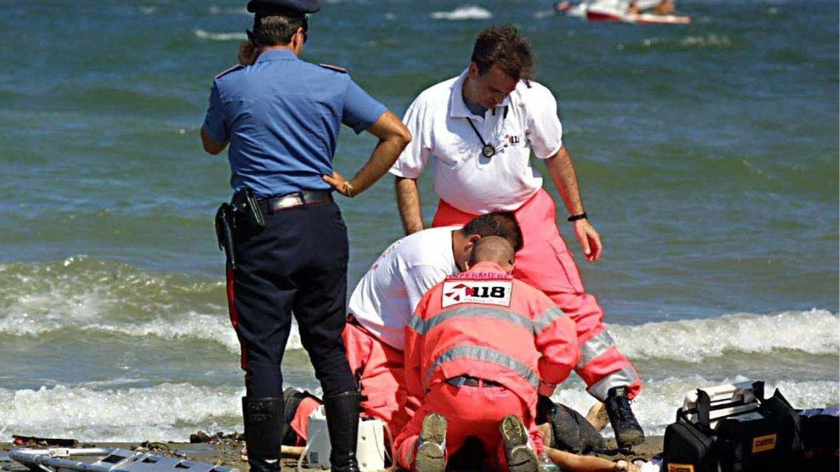 tragedia in spiaggia uomo muore all8217improvviso disperazione da Tvzap.it tragedia in spiaggia uomo muore all8217improvviso disperazione