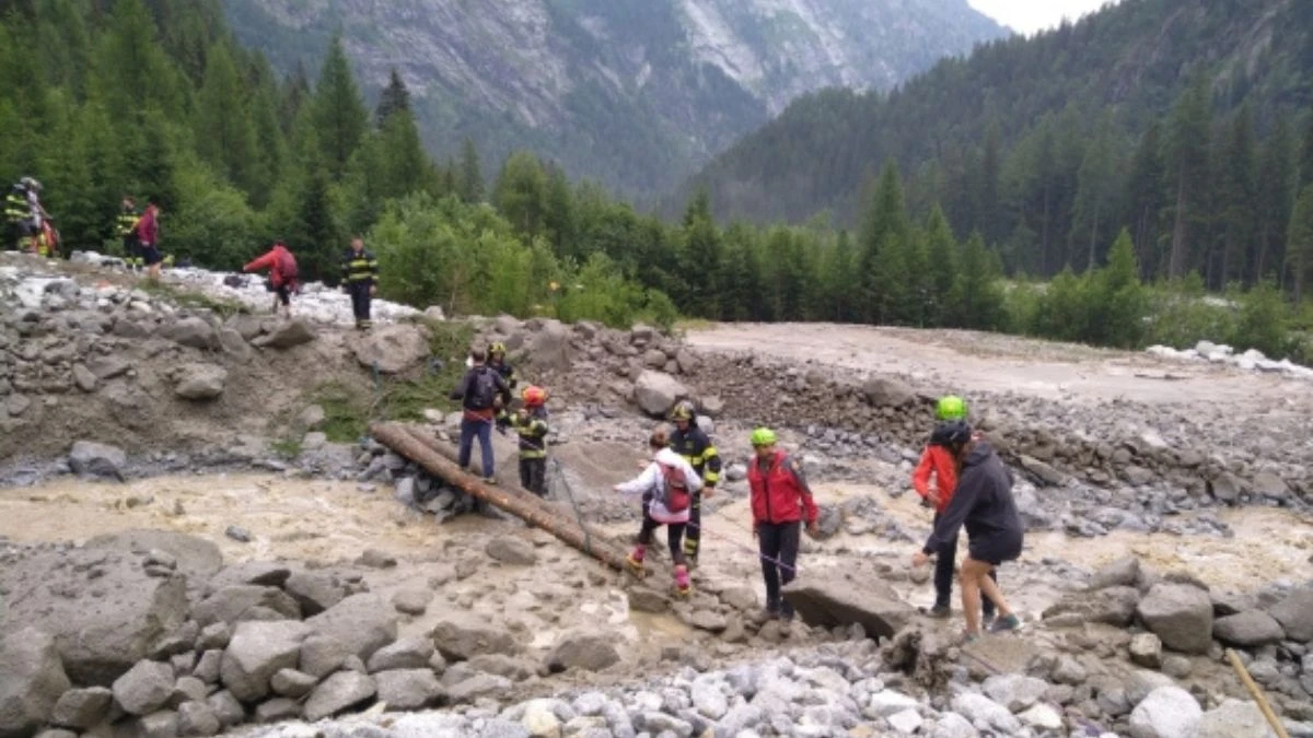 Frana in Val Genova sulla strada forestale verso Malga Bedole
