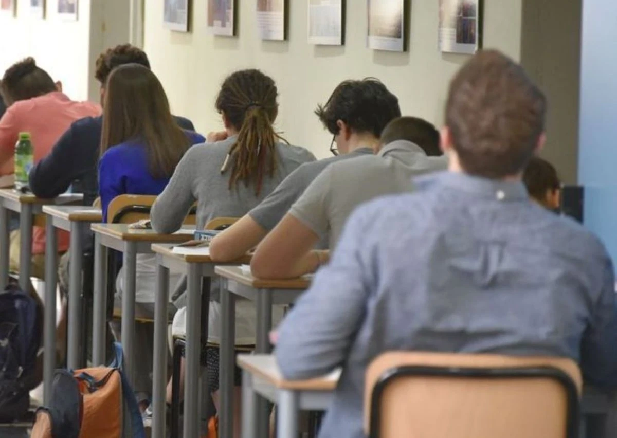 Esami di Maturità: studenti e commissione in una scuola italiana