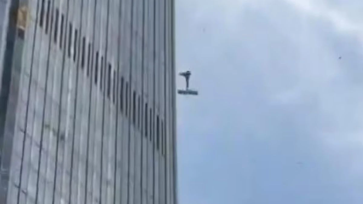 Pechino, grattacielo Citic Tower (China Zun) dopo l'impatto di un piccolo aereo