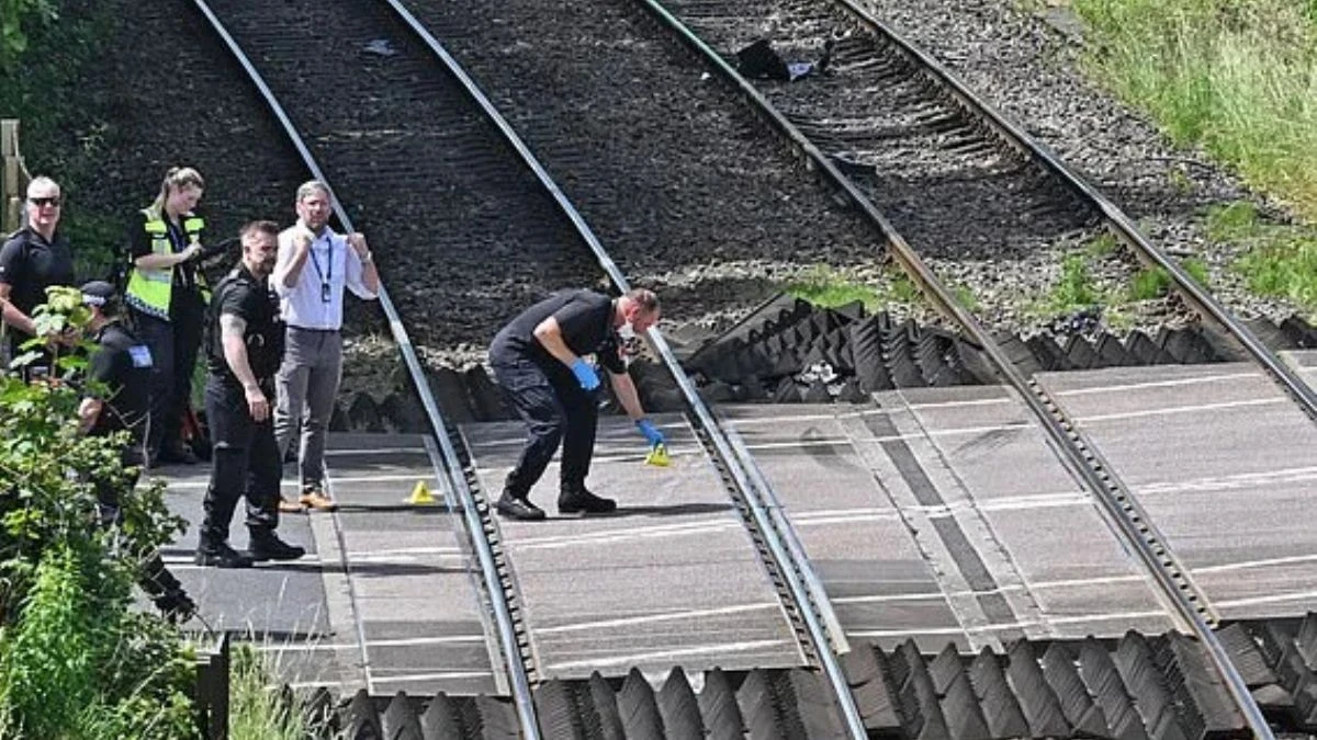 Passaggio a livello nel Lancashire dopo la collisione tra auto e treno