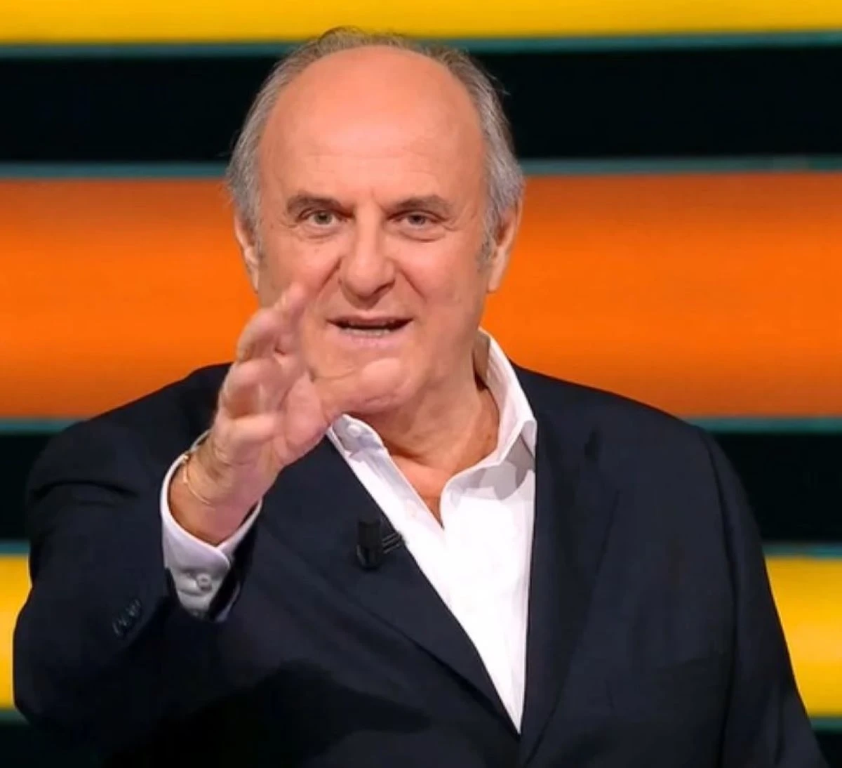 Gerry Scotti in studio durante La Ruota della Fortuna