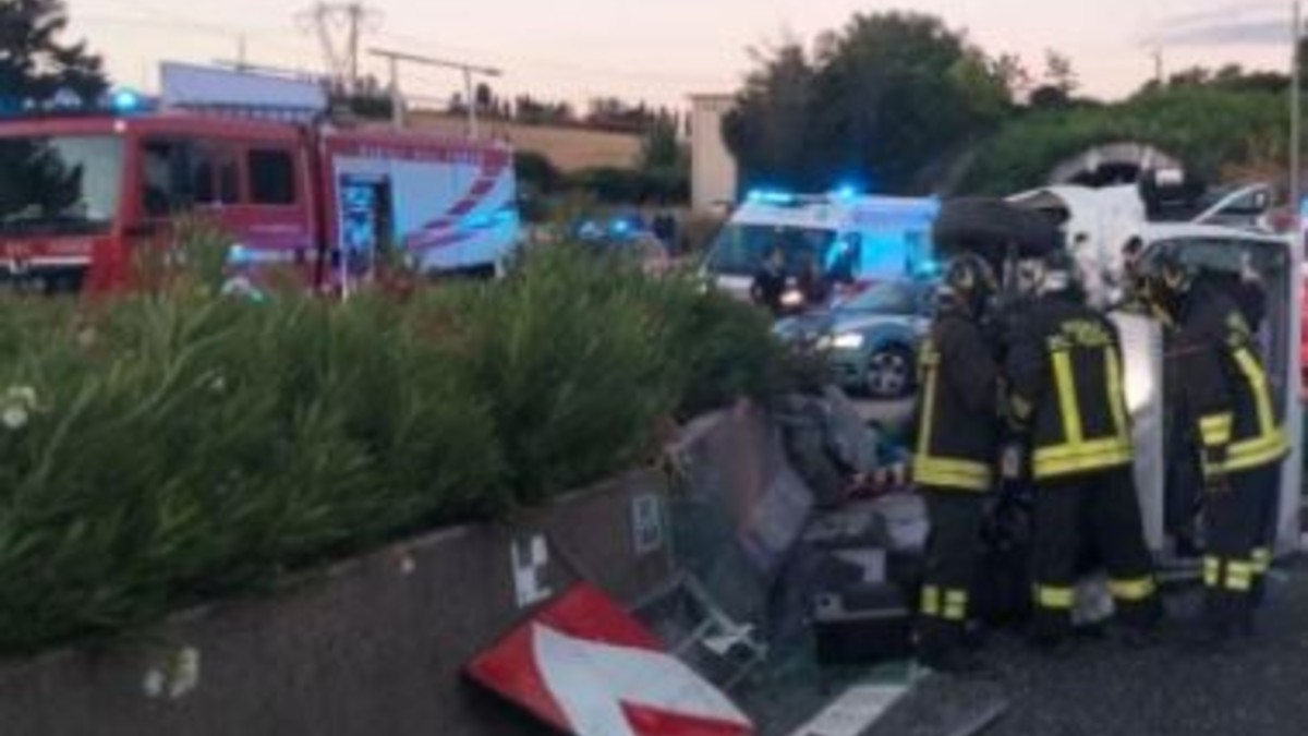 pulmino si ribalta orrore in italia dramma sull8217asfalto chi c8217era a bordo da Tvzap.it pulmino si ribalta orrore in italia dramma sull8217asfalto chi c8217era a bordo