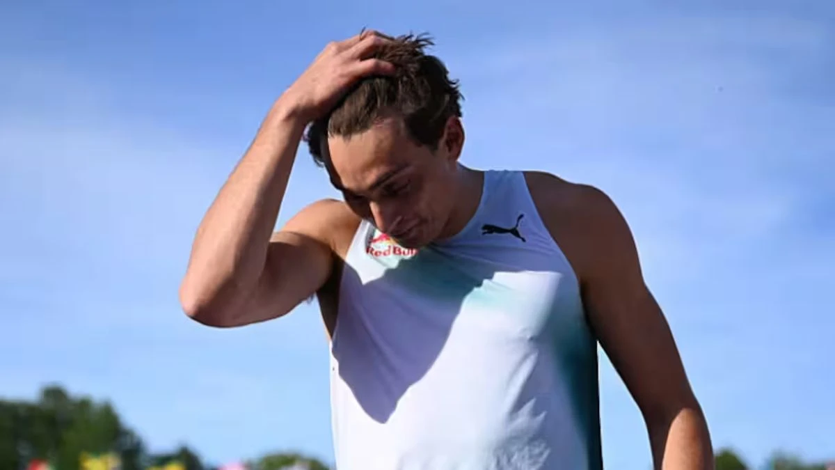 Il salto con l’asta durante la gara di Diamond League a Stoccolma