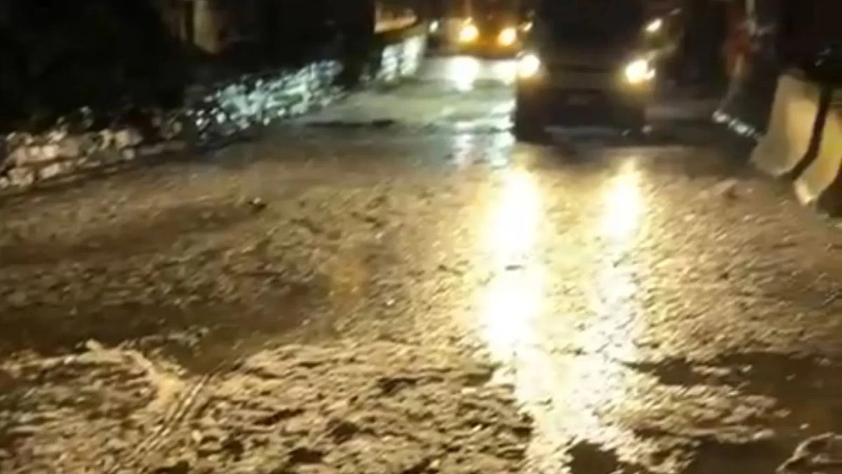 Detriti e fango sulle vie del centro di Blevio dopo le forti piogge