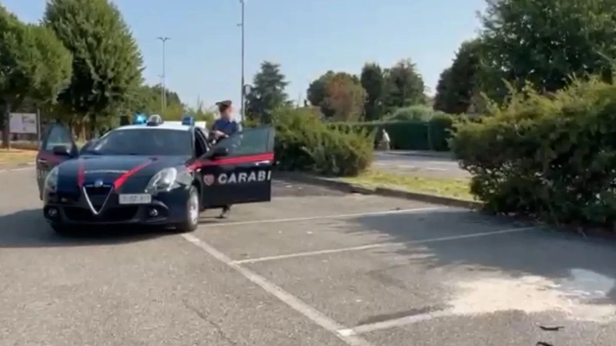 Intervento dei carabinieri nel parcheggio del cimitero di Zibido San Giacomo