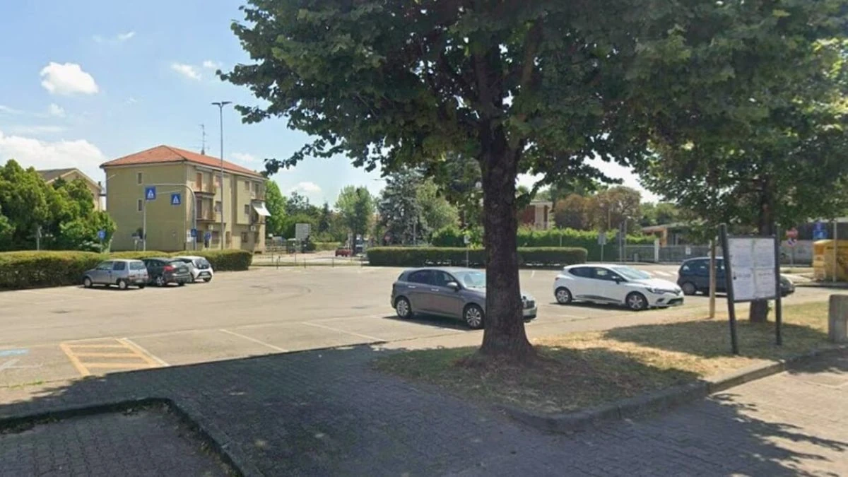 Area transennata e rilievi investigativi dopo la morte nel parcheggio del cimitero