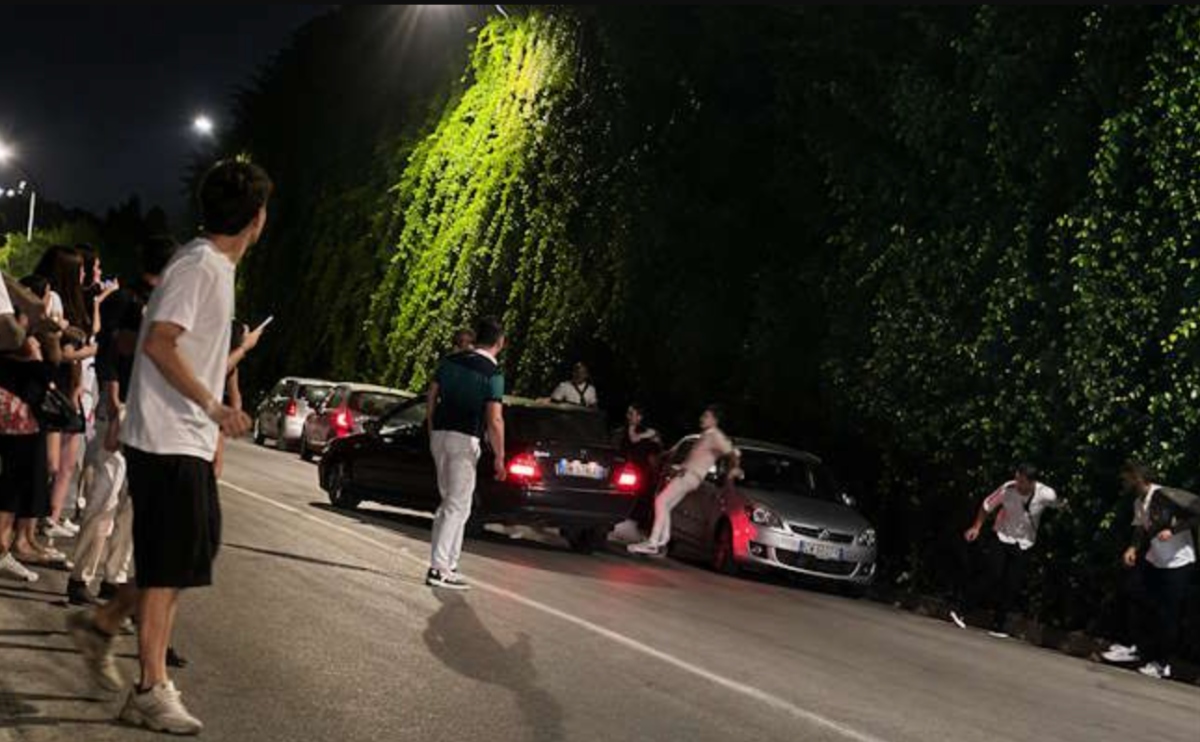 auto su una folla di ragazzini all8217uscita della discoteca la reazione del sindaco video da Tvzap.it auto su una folla di ragazzini all8217uscita della discoteca la reazione del sindaco video