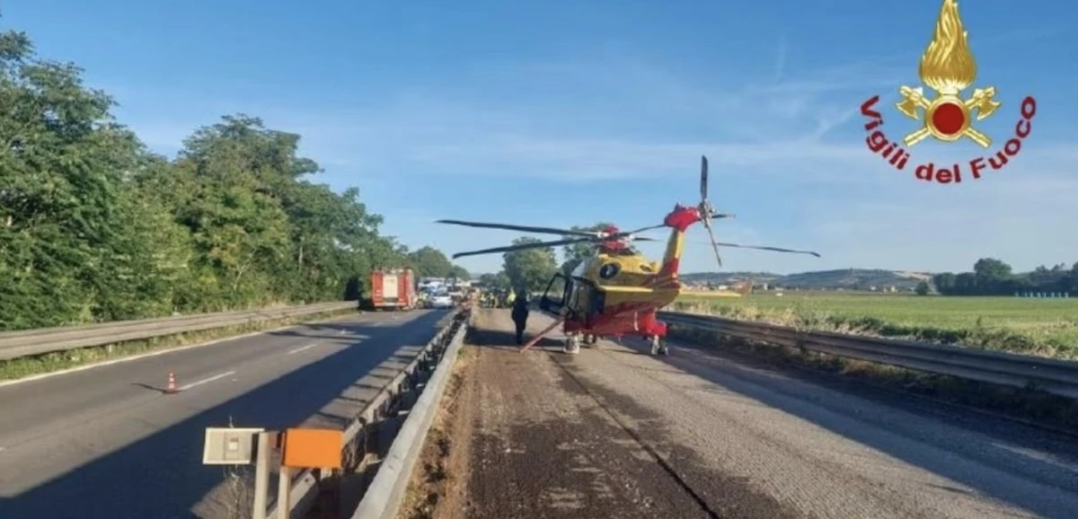 violentissimo frontale in mattinata ci sono morti elisoccorso e ambulanze a sirene spiegate da Tvzap.it violentissimo frontale in mattinata ci sono morti elisoccorso e ambulanze a sirene spiegate